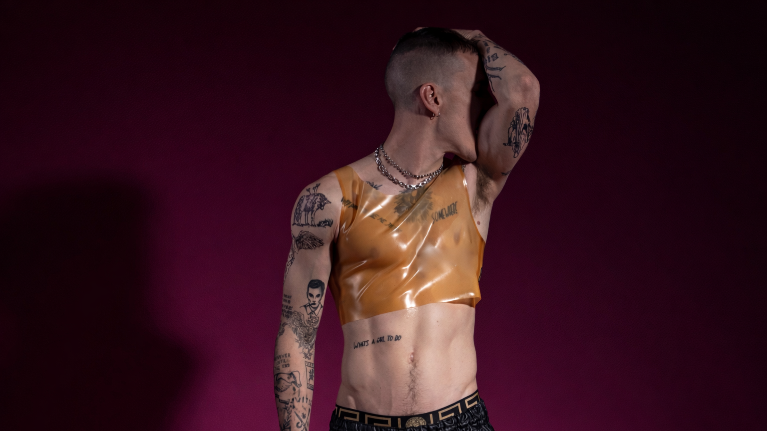 ein Model traägt ein gtransparentes Latex CropTop in dem Atelier von Andreas Fux